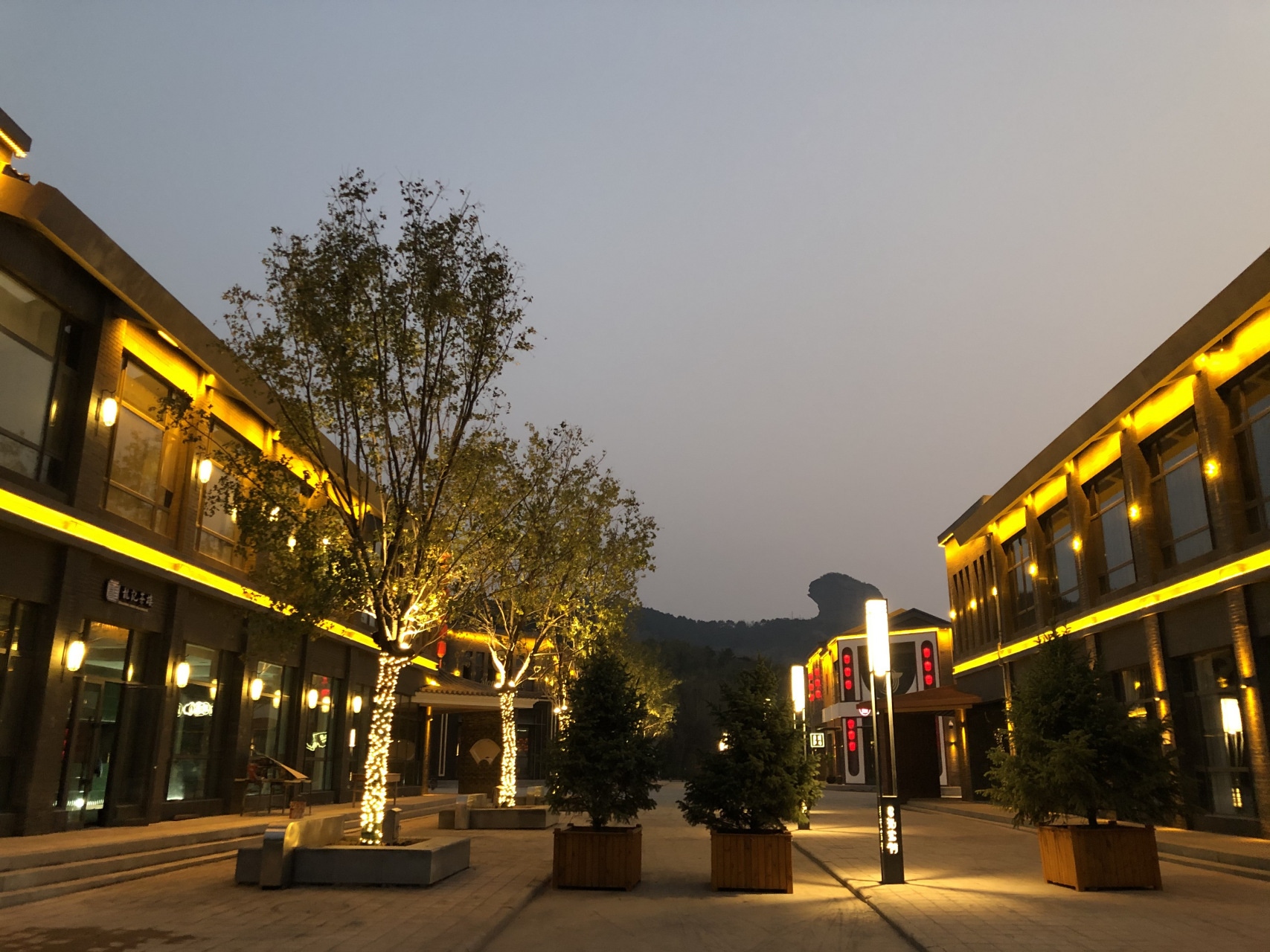 首先,鼎盛元宝街借助承德城市的历史文化和皇家文化基因,打造了一片