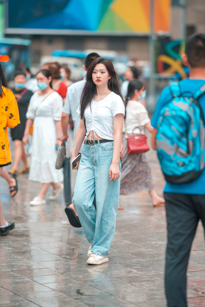 前段时间看一本小说,叫《东京塔》,书中有一个男孩,一边交往着同龄