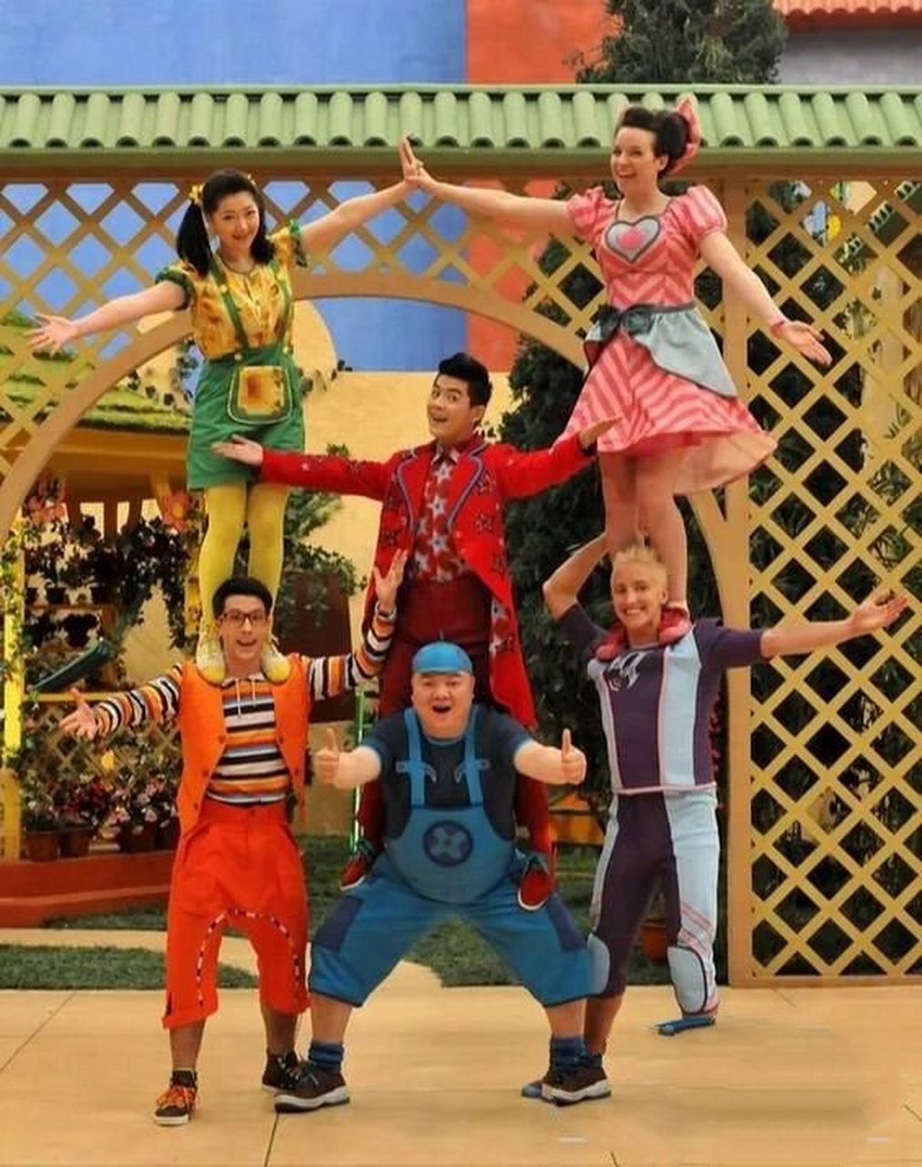 我弟弟说要看动画片,我就按到了央视少儿,没想到正在演《奇妙小镇》我