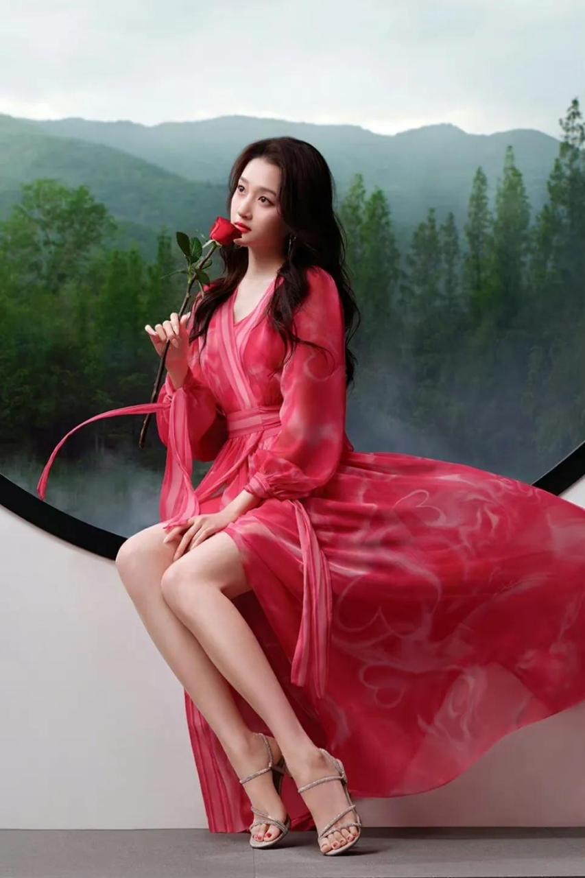 晓彤的东方玫瑰裙造型优雅气质