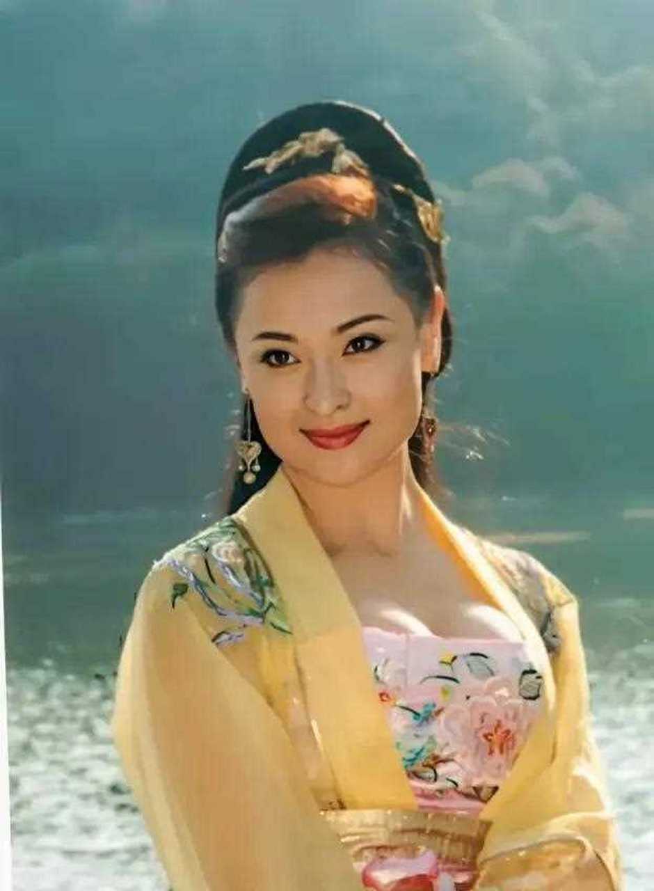 近日,王璐瑶晒出2003版《天龙八部》演员的合影,看到了19年前的刘涛