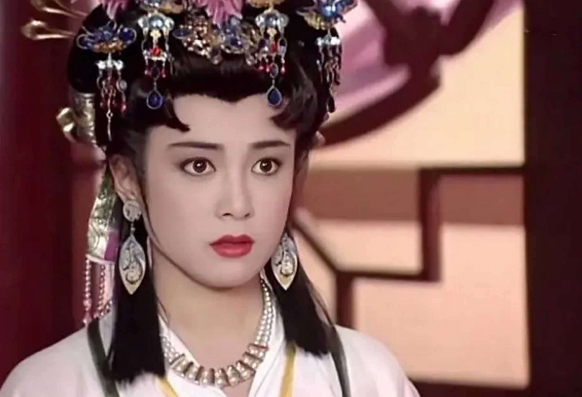 杨吉儿在马上的风采像是一道金色的阳光射进森林中,当李世民第一眼