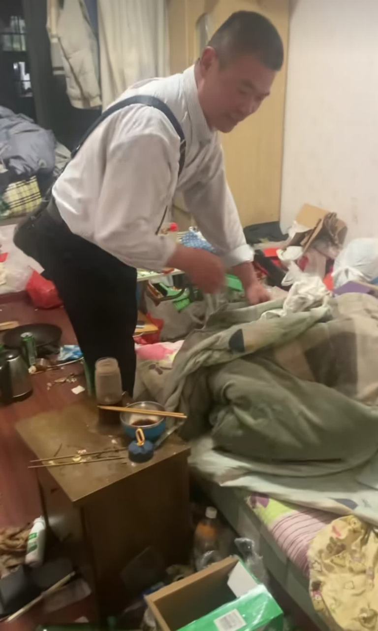 怎么会有这么邋遢的房客,大的用洗脸盆,小的用啤酒瓶,真是无语!