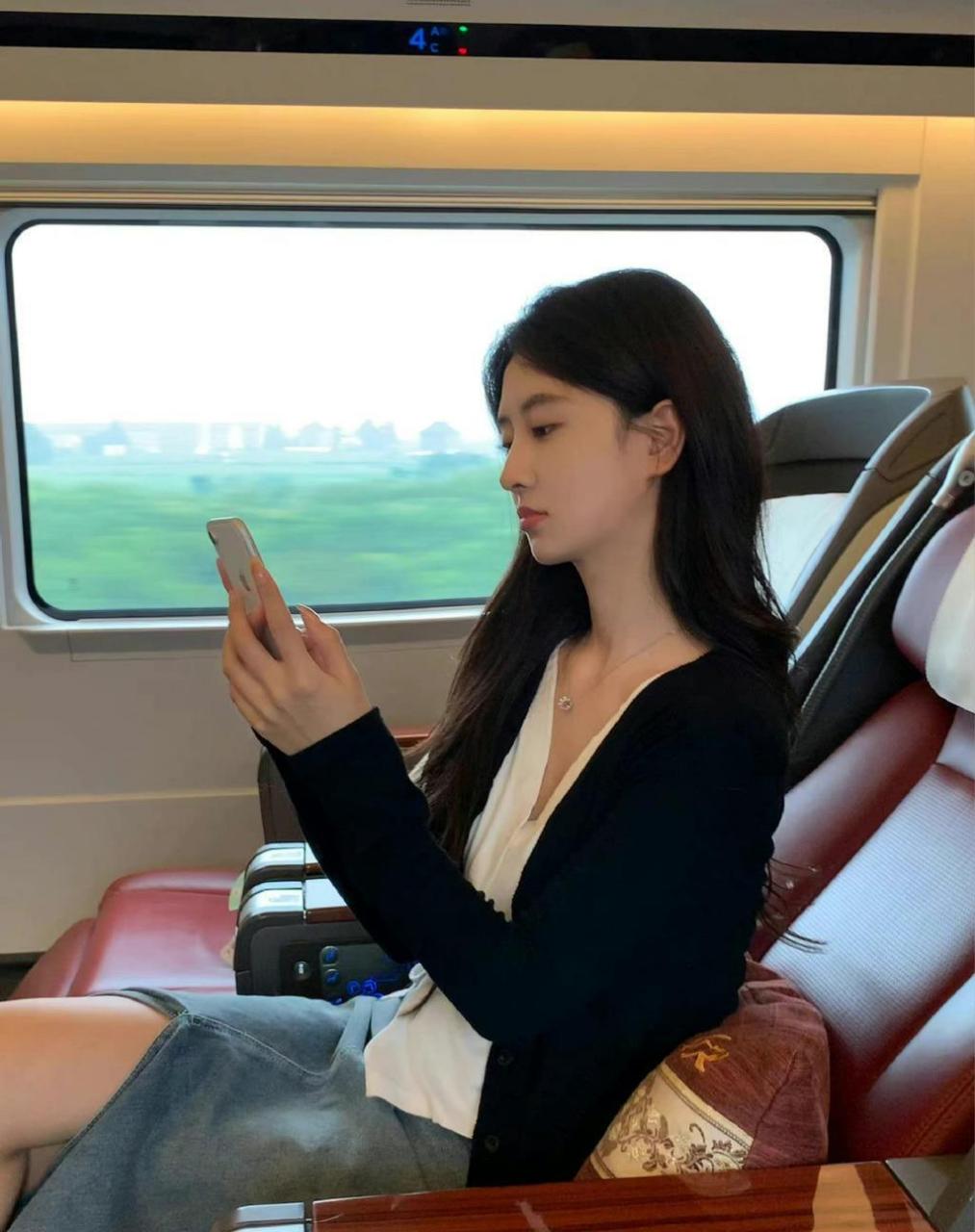 高铁上偶遇气质美女