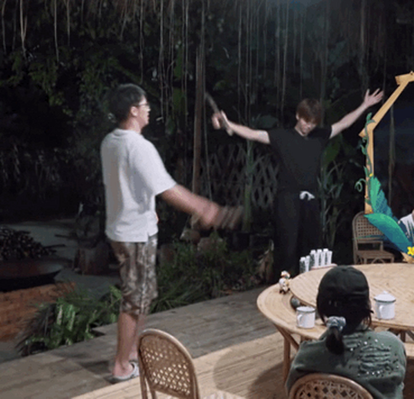 广场舞男团来袭!任嘉伦许魏洲拿甘蔗起舞,身姿妖娆表情满分.