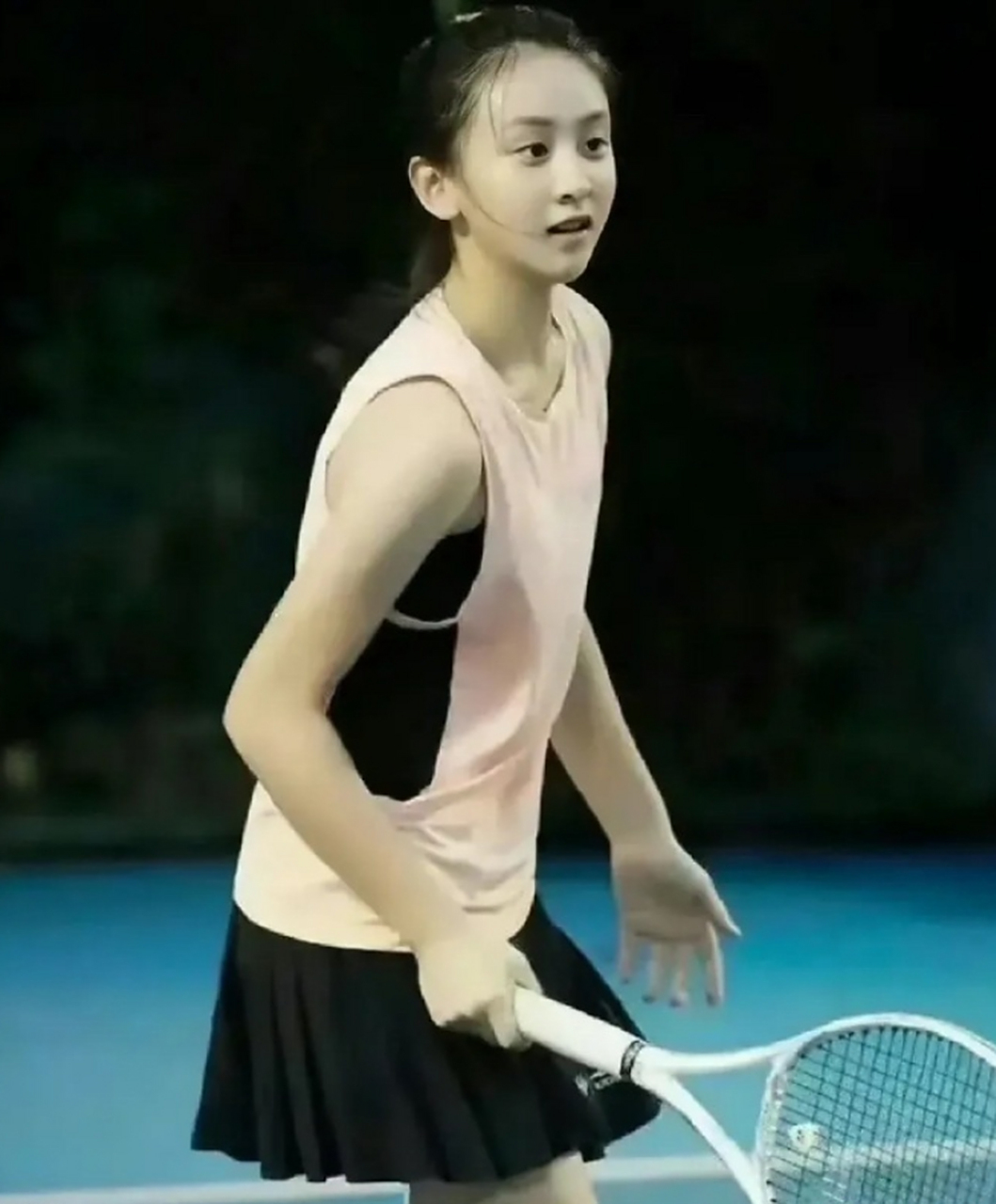 田亮家的姑娘长大了,从爸爸去哪儿中的小森蝶到大森碟,如今已经是亭亭