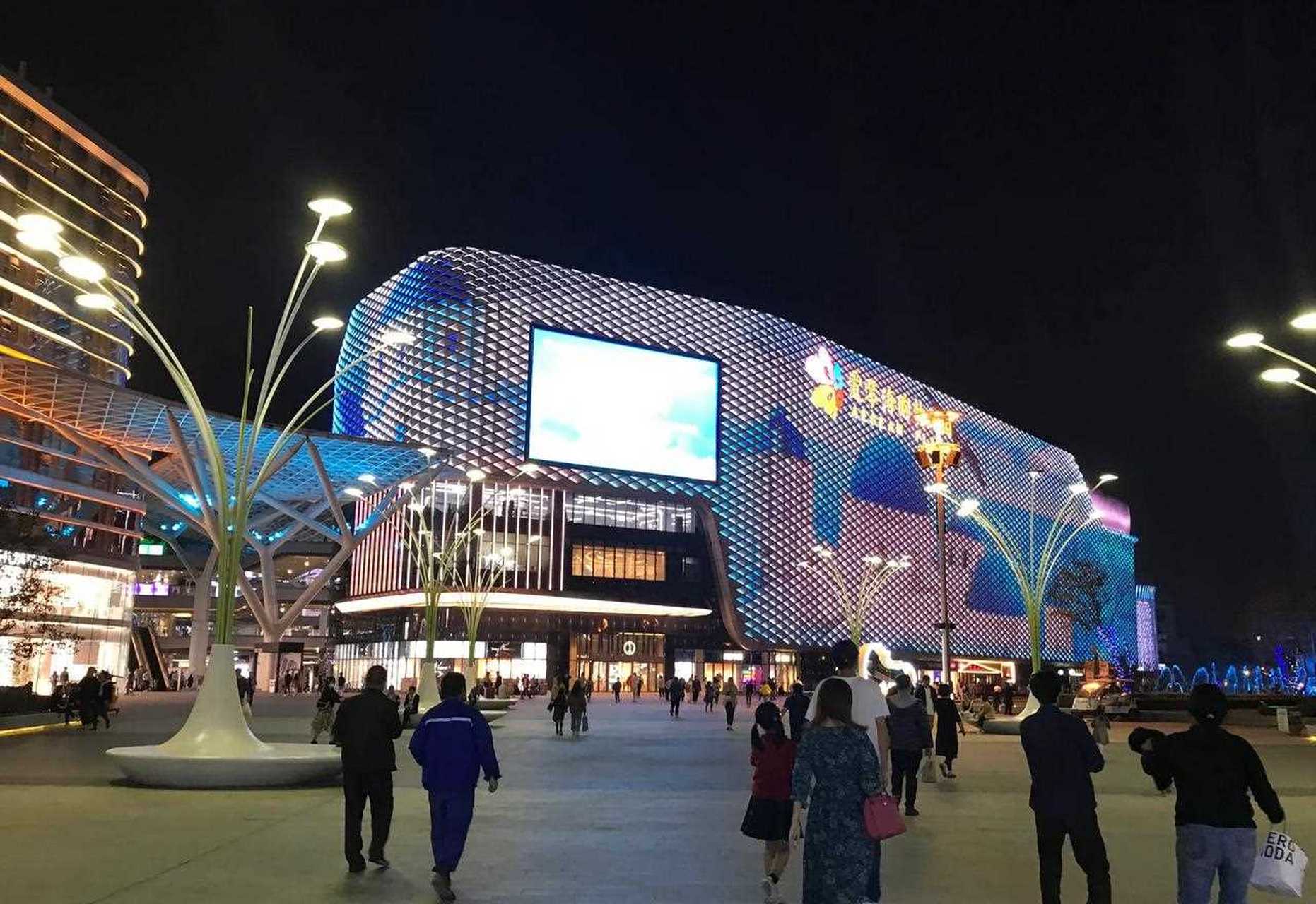 爱琴海购物公园的夜色,音乐喷泉盛大华美,广场宽阔现代,在上海生活很