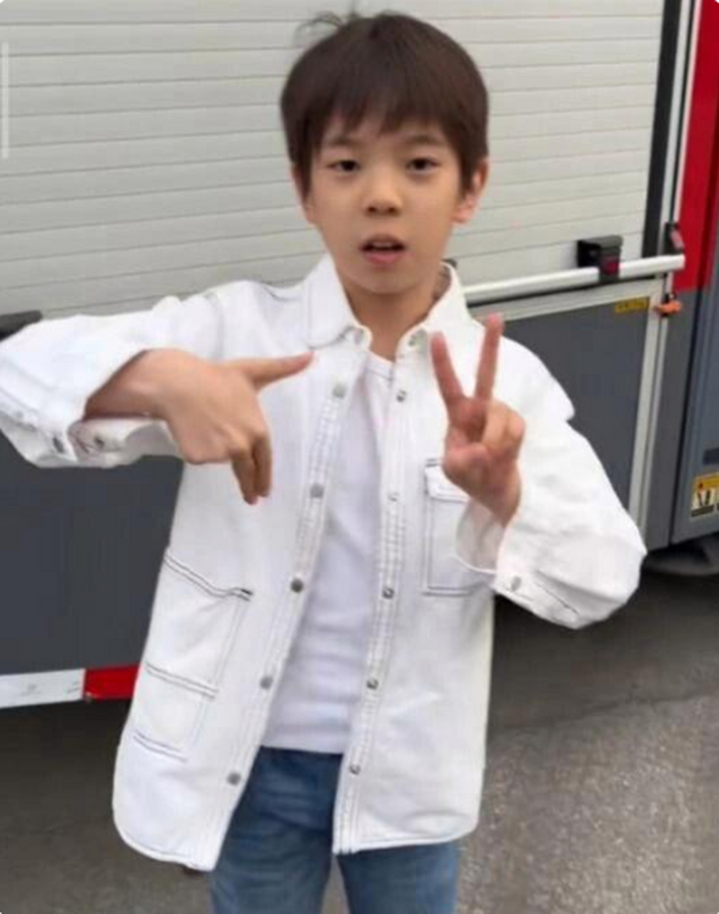 嗯哼近照疑腺样体面容引网友担心