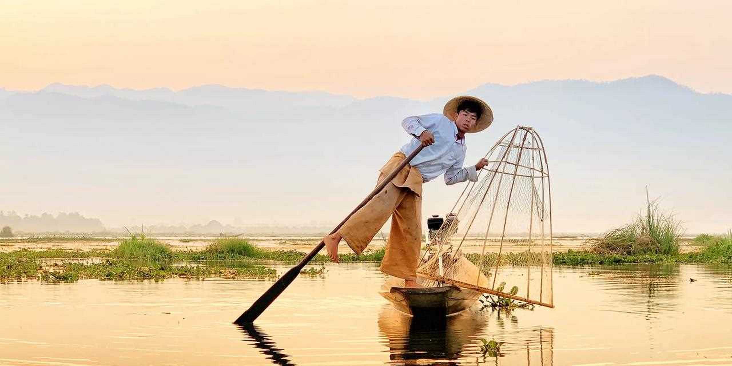 茵莱湖位于缅甸北部的良瑞盆地上.是缅甸第二大湖.