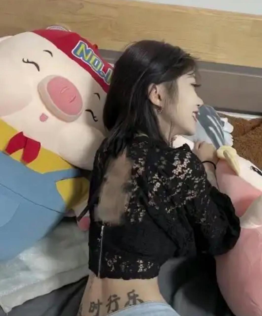 小姐姐腰上的纹身想说明啥? #娱乐最前沿