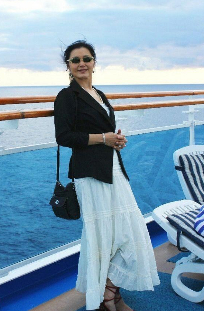 被姜黎黎的老年状态惊艳了:头发盘起,穿衣体面,气质优雅又高级 虽然姜