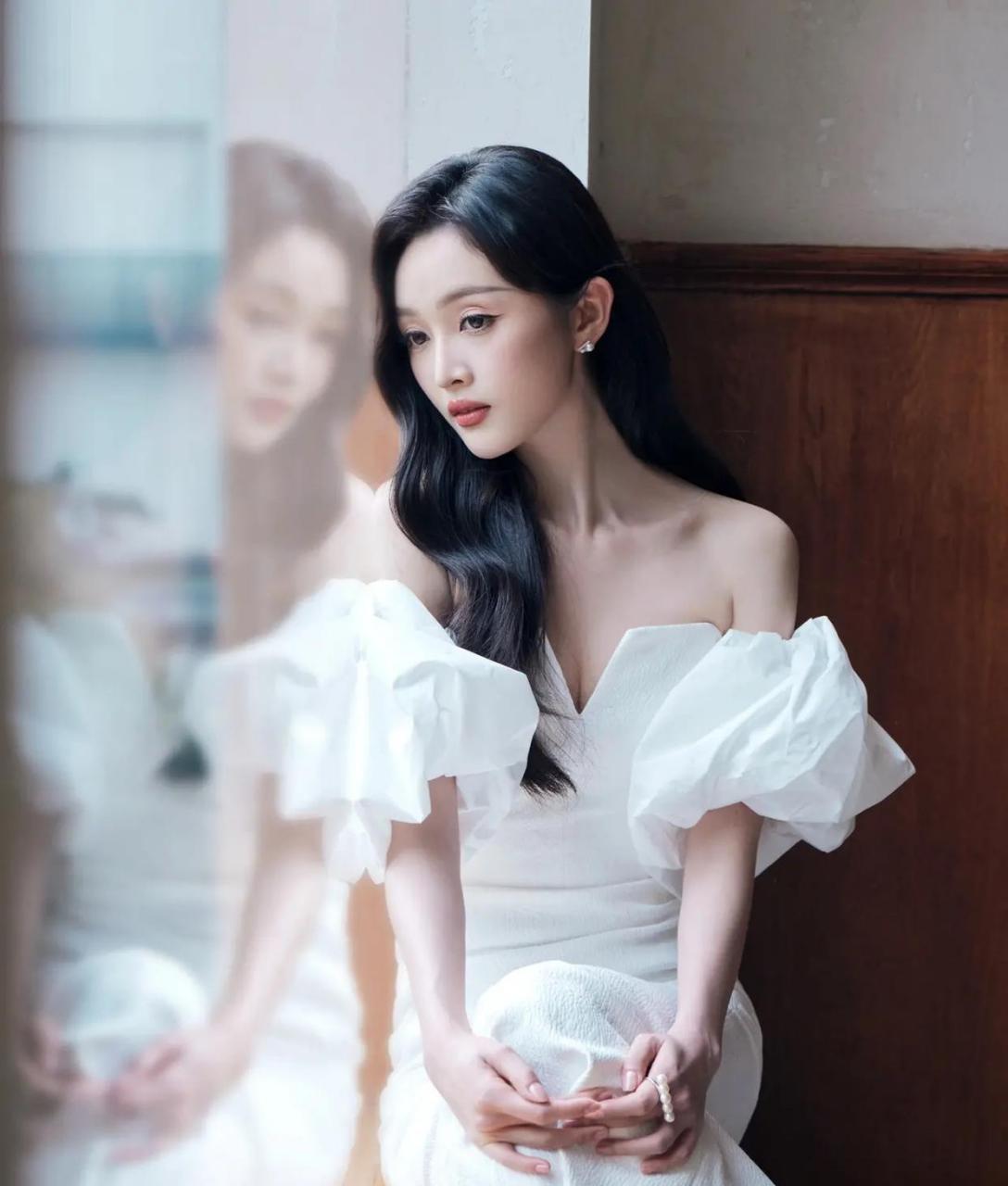 吴宣仪白色抹胸鱼尾裙,性感妩媚时尚迷人