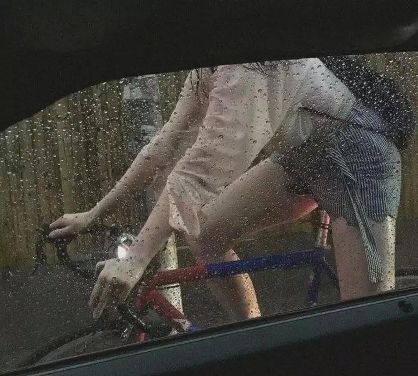 网友:看到淋雨的骑车女子有感:生活,谁都不容易