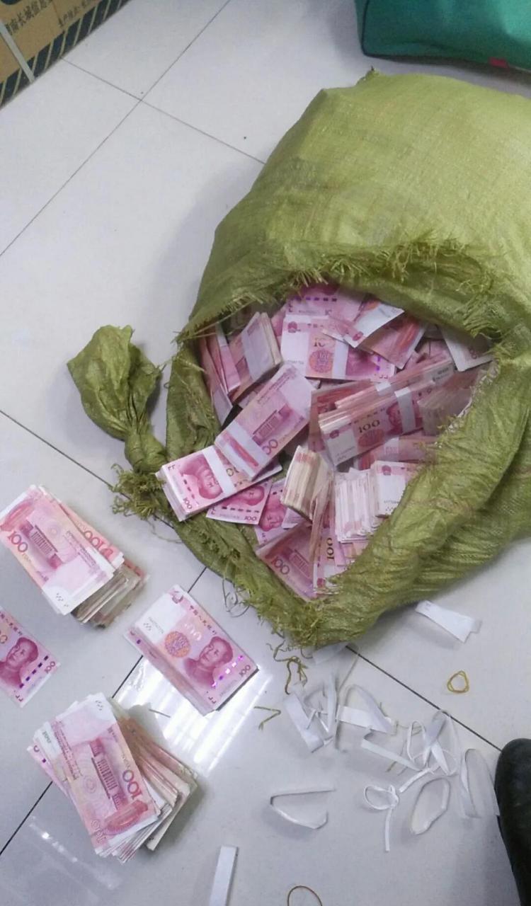 我跟他说我现在没钱,前几年买了房子装修房子花下来还欠了债.