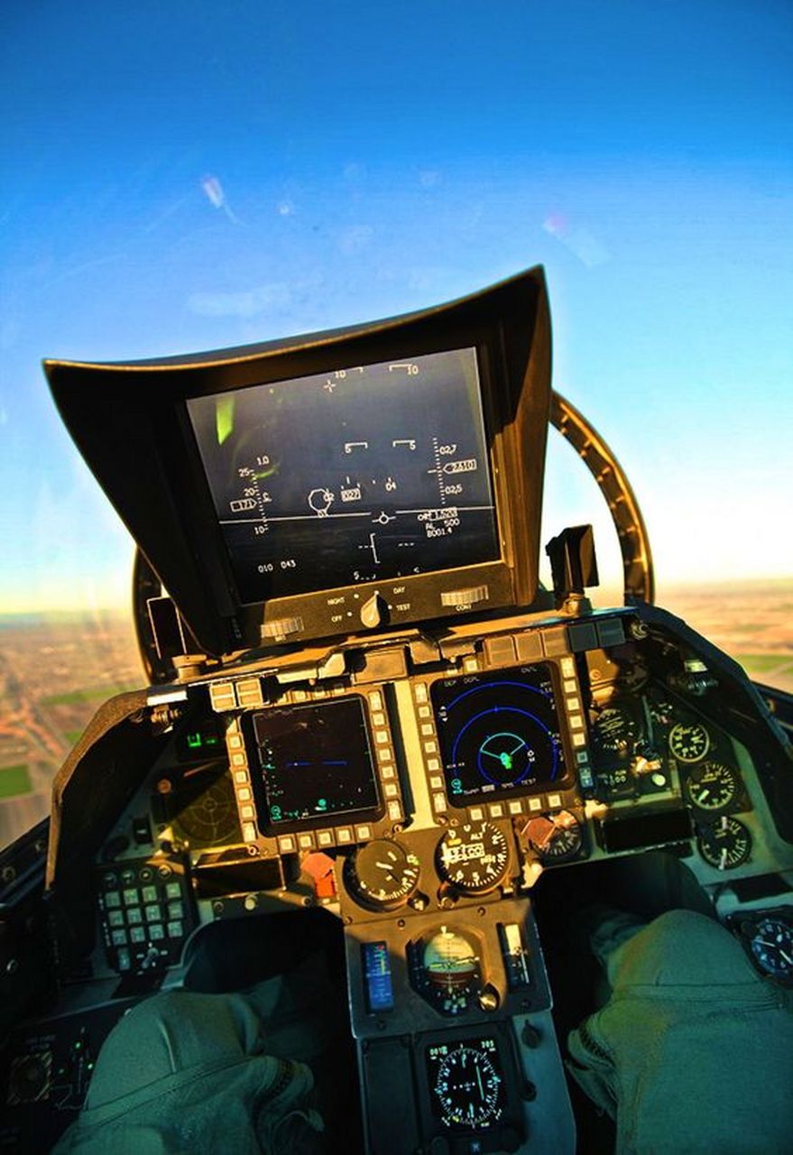 f-16战斗机座舱资料图片,上世纪90年代, 这样的战斗机座舱还是非常