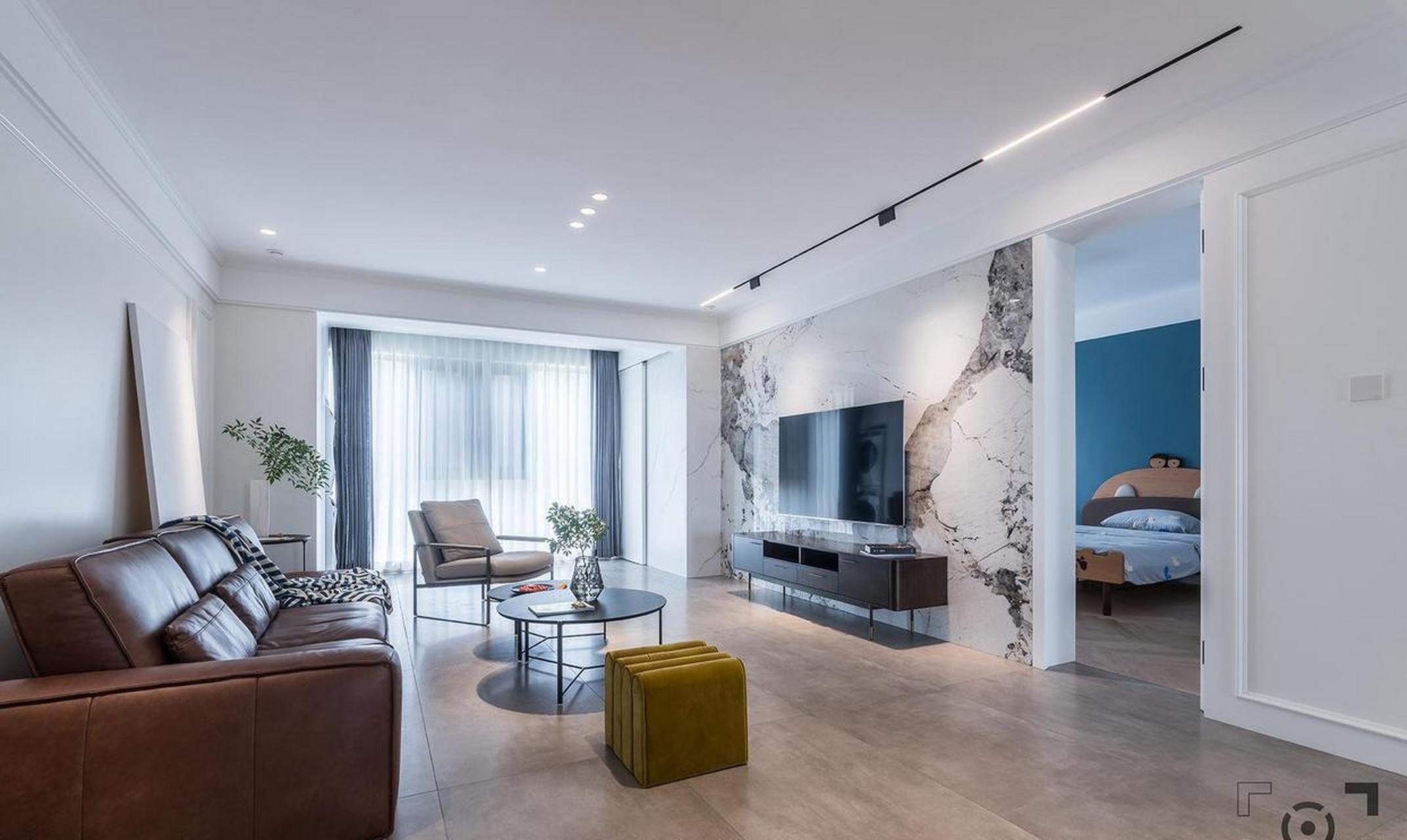 170㎡的大宅,客厅采用不设主灯的平顶加上电视墙的电视背景墙,家居