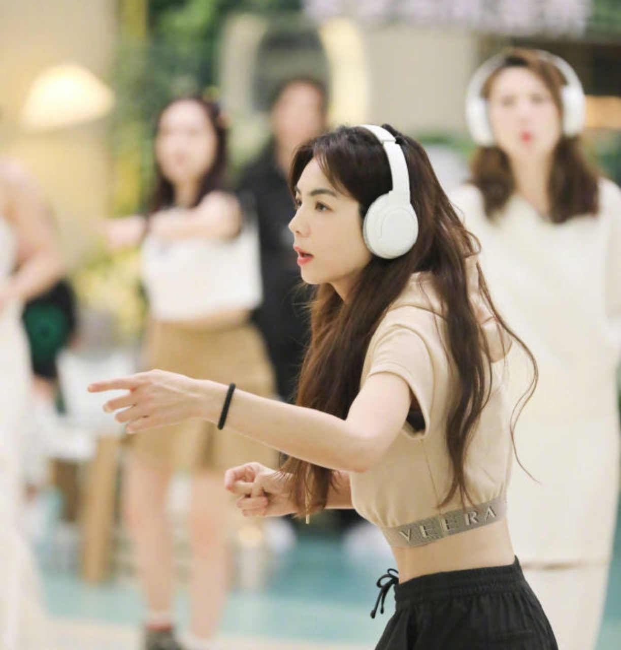 台湾娱乐圈这是怎么了啊,前she成员ella出席活动时候透露自己被性骚扰