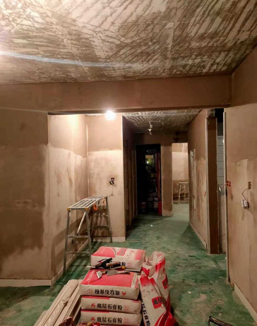 北京装修工地实拍 大兴金隅学府墙面石膏找平,刮底层石膏是油工阶段打