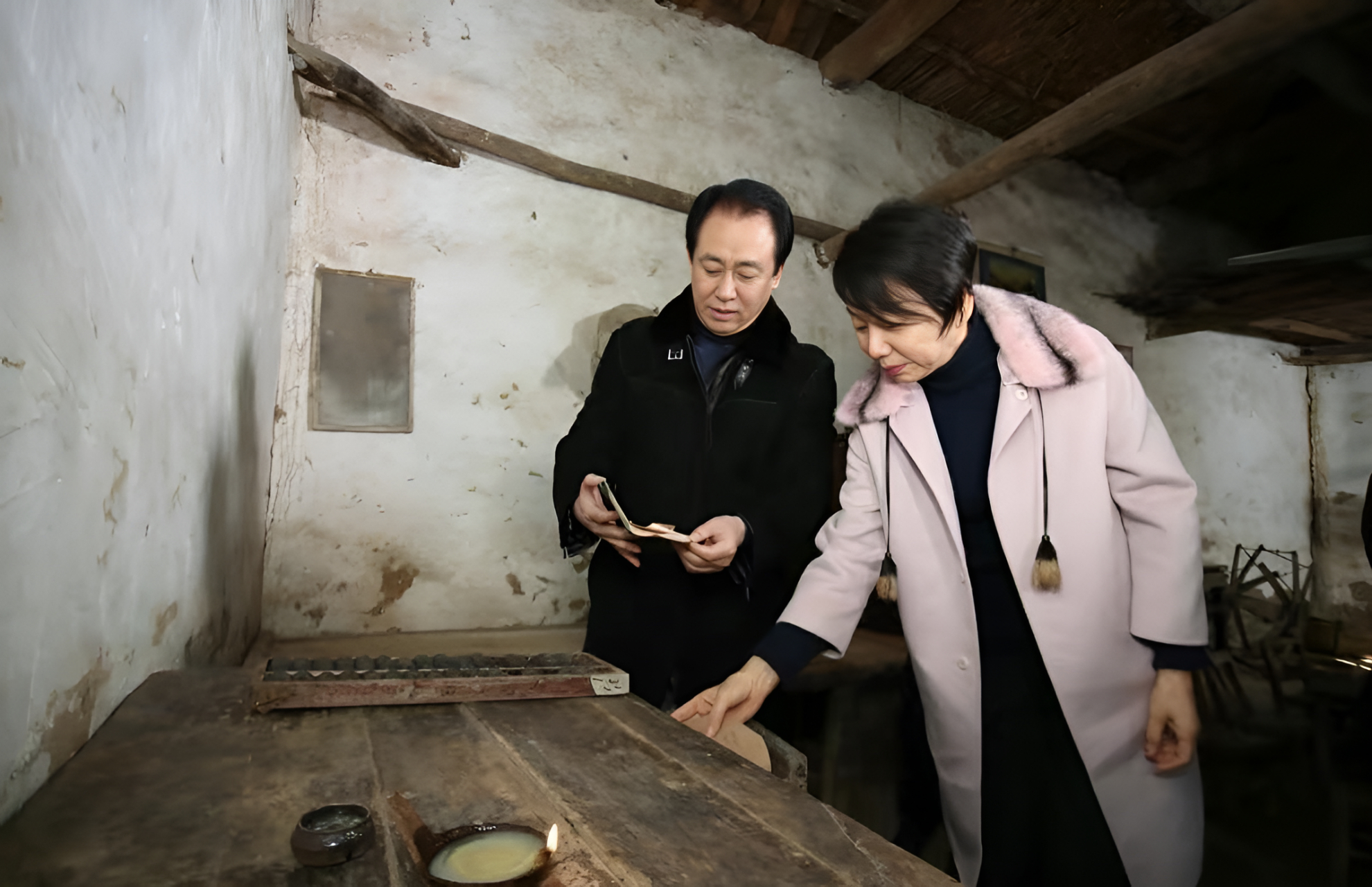 1982年,丁玉梅借给许家印5块钱买衬衫,许家印有些害羞地表示:"我领到