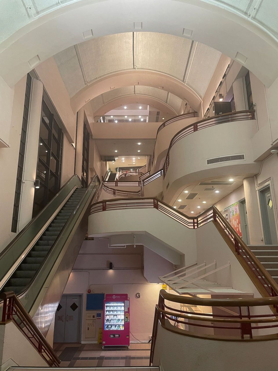 港大月明楼确实是有几分诡异氛围的 去的时候是晚上,又是暑假学校里都