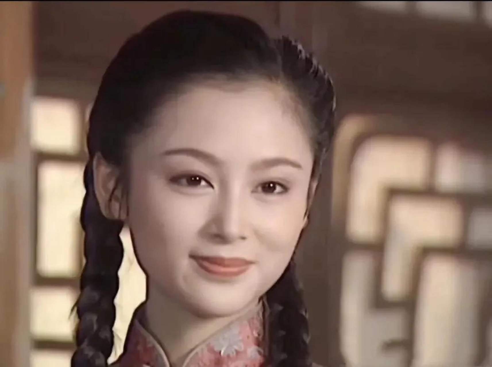 陈红年轻时的几张剧照展现出她精致的五官和完美的圆脸美人气质.