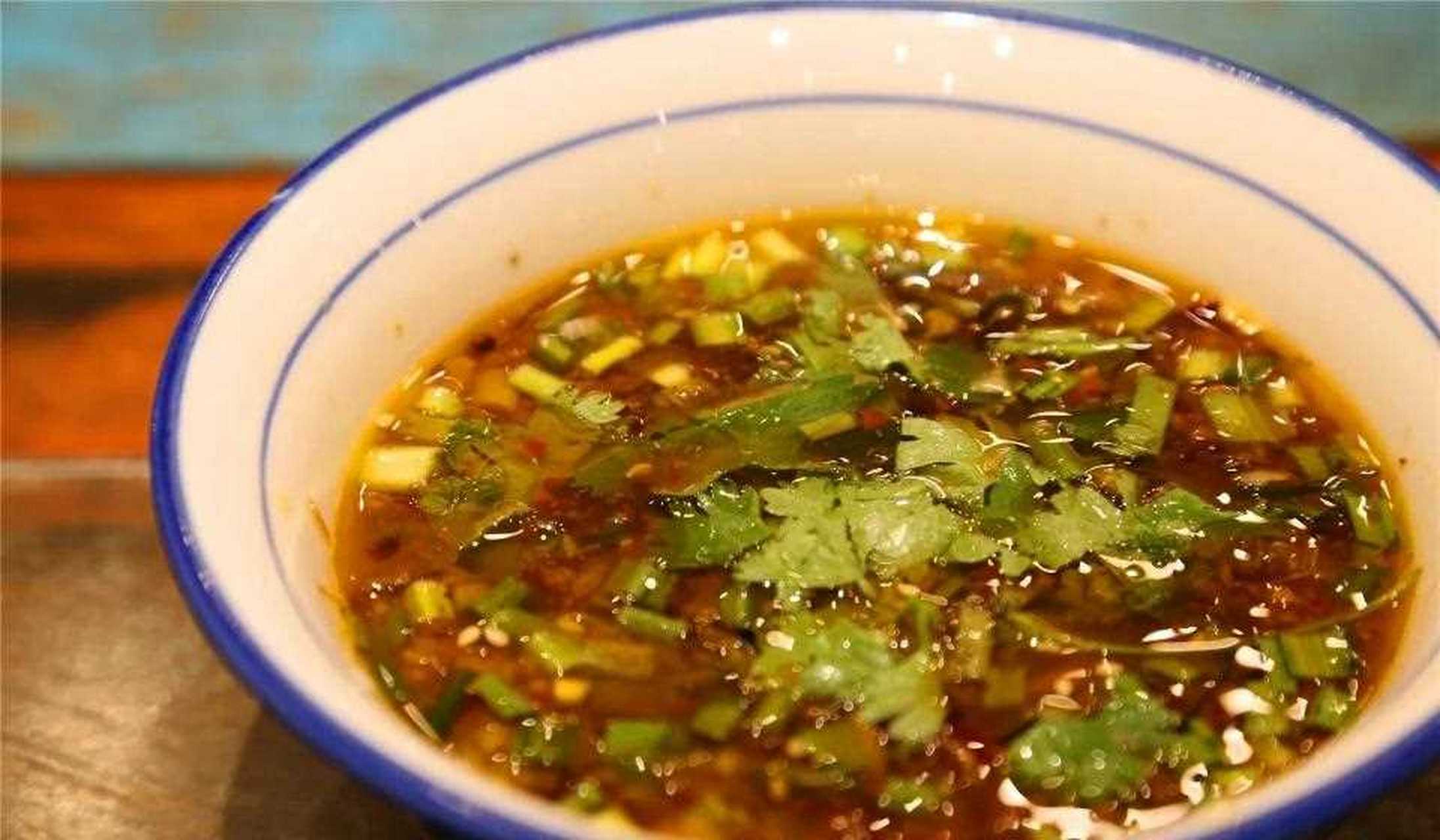 内蒙古地区用荞面做拿糕比较多,一般用来蘸汤食用,我吃到的这一款还有