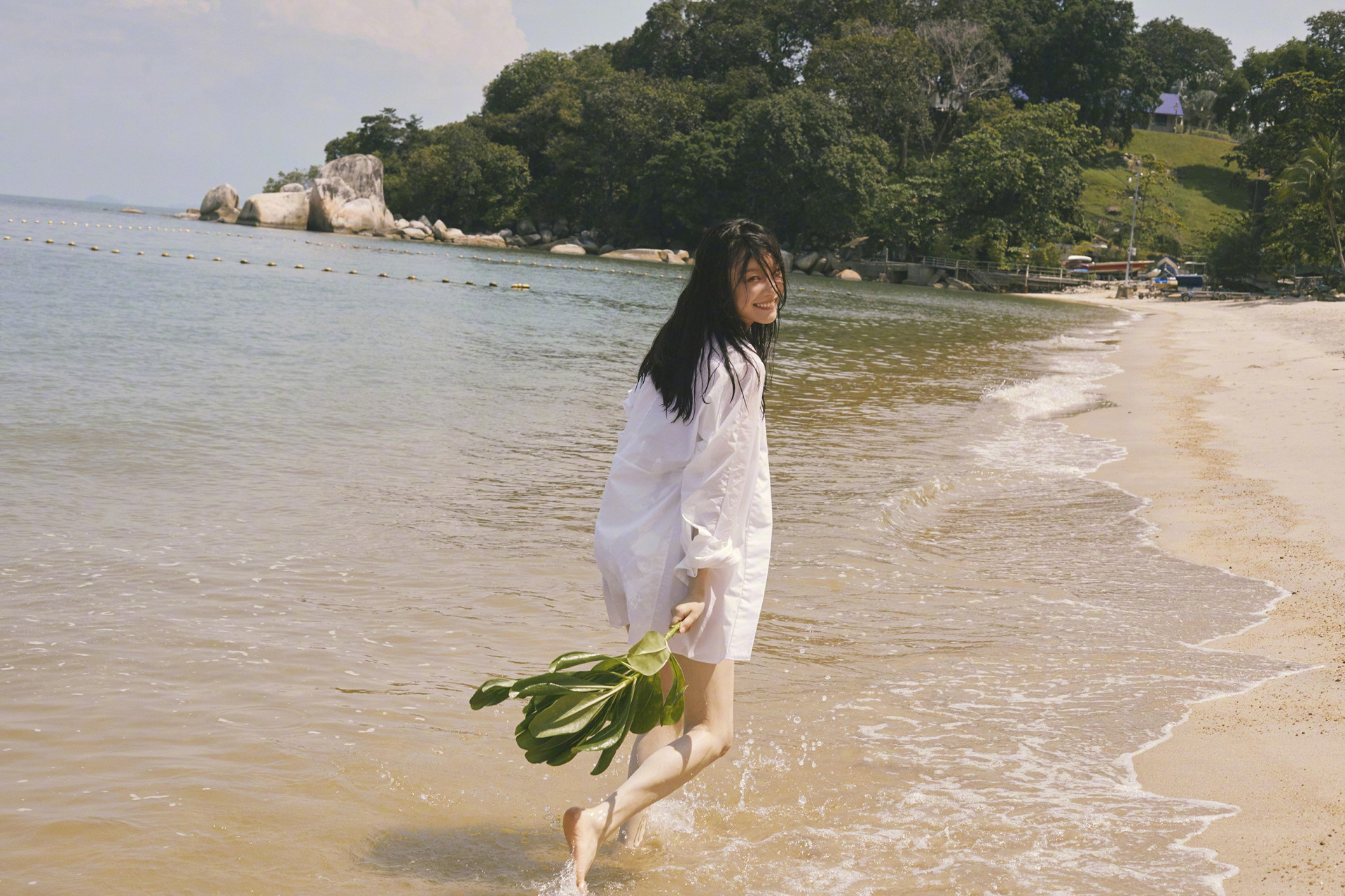 每日娱乐播报#  #娱乐# #时尚#倪妮在夏天的海边散步,这是非常流行的