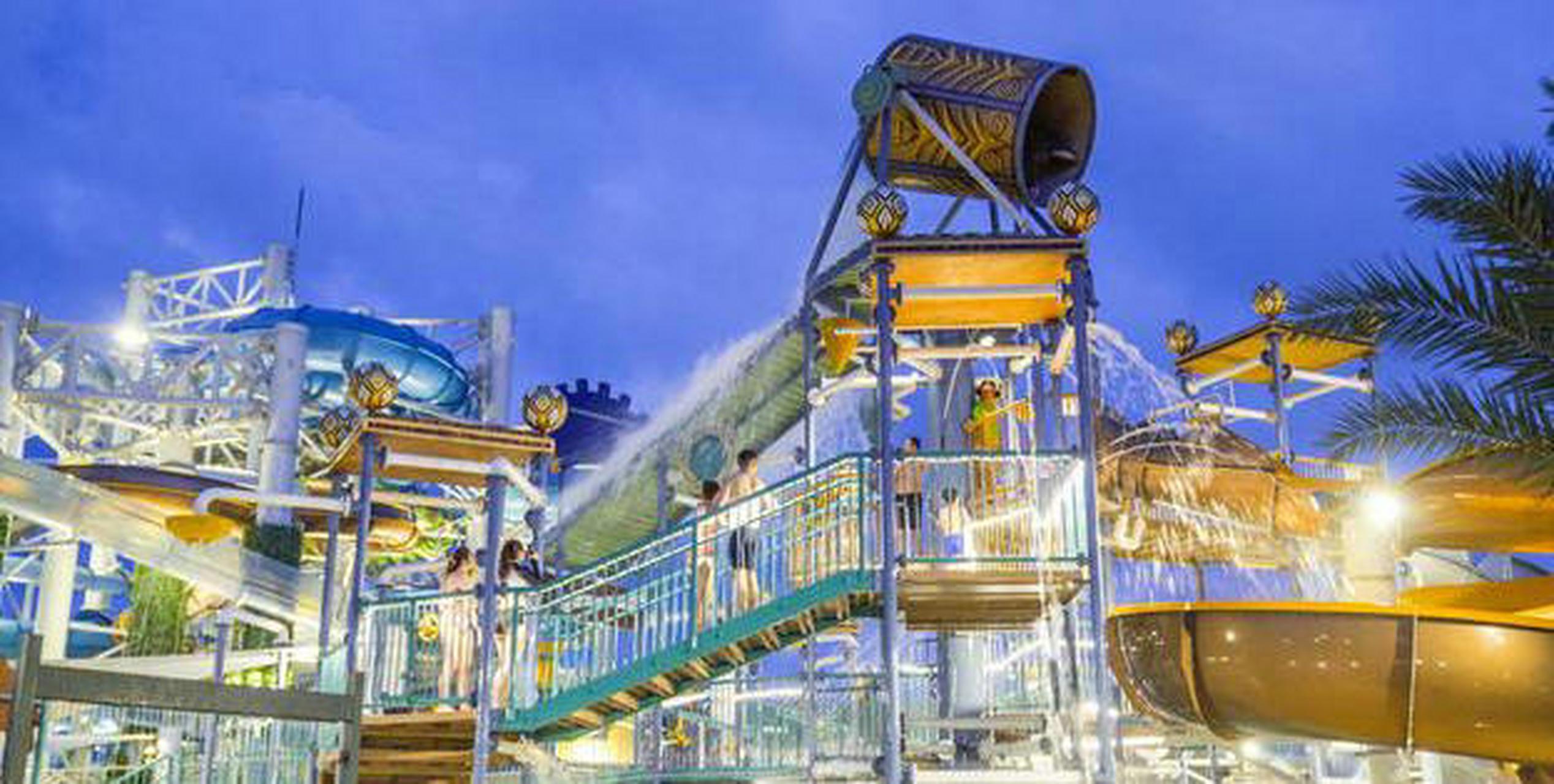 水上乐园里欢声笑语最多的区域应该要属定时倾倒的黄金大水桶周边了