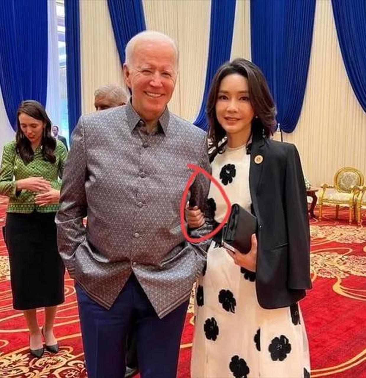 在东盟峰会晚宴上,韩国第一夫人金建希与美国总统拜登合影留念.