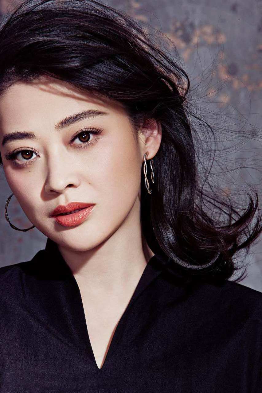 星娱资讯速递# #梅婷雨中撩发好美# 岁月不败美人,姐真的自信又美 !!