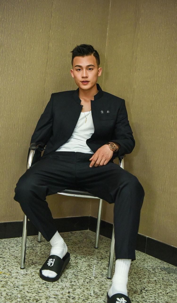 欧豪日常穿搭阳光帅气 粉丝们觉得他演技怎样评论关注转发分享收藏