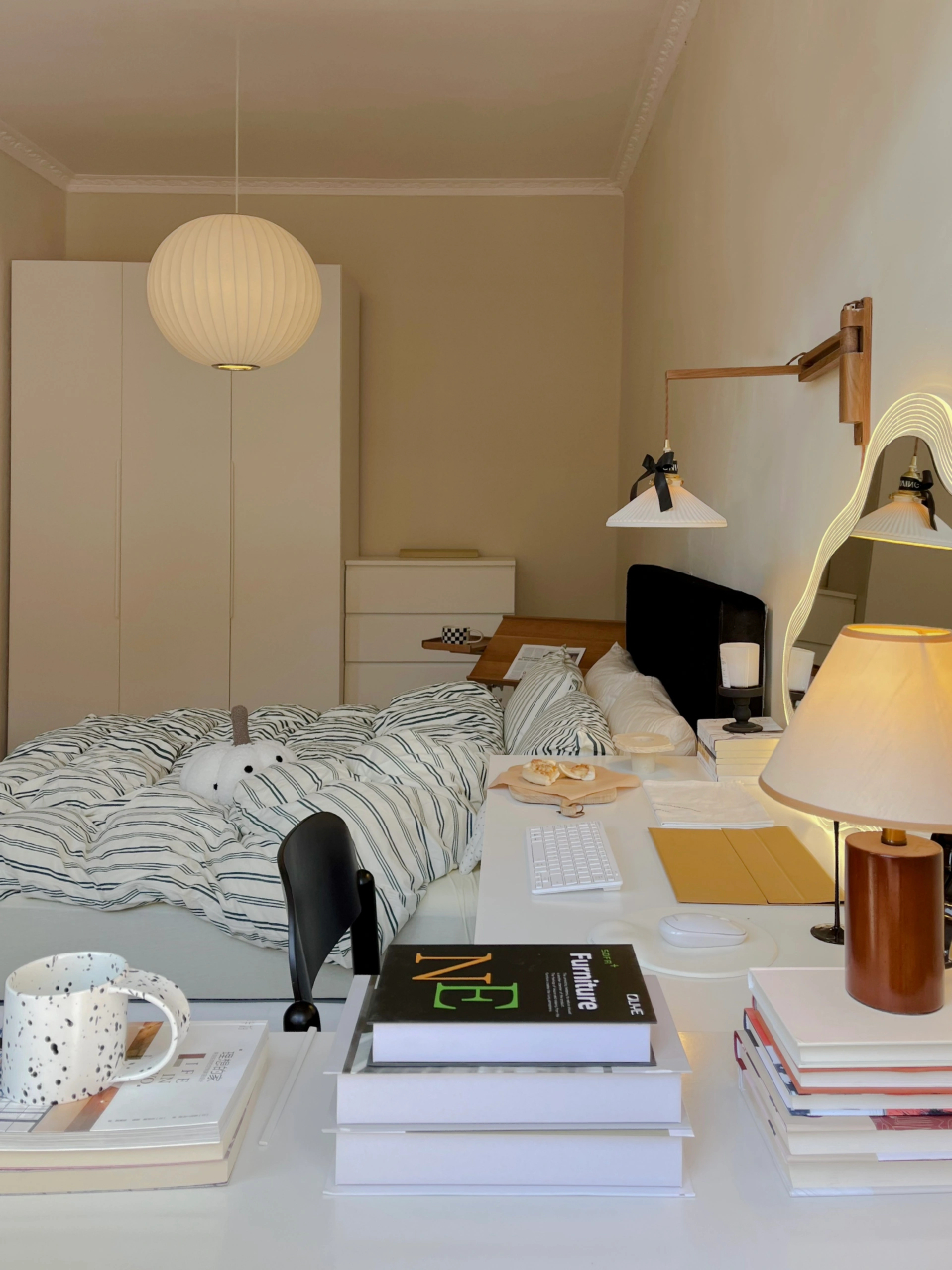 我家卧室只有13平, 关于卧室: 墙面:全屋刷了奶呼呼的乳胶漆 地面