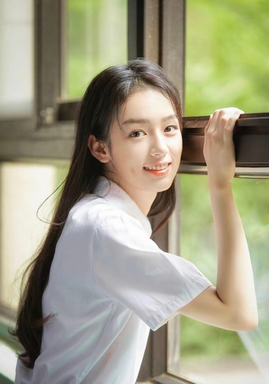 周也《战火中的青春》几乎素颜出镜,超美啊!