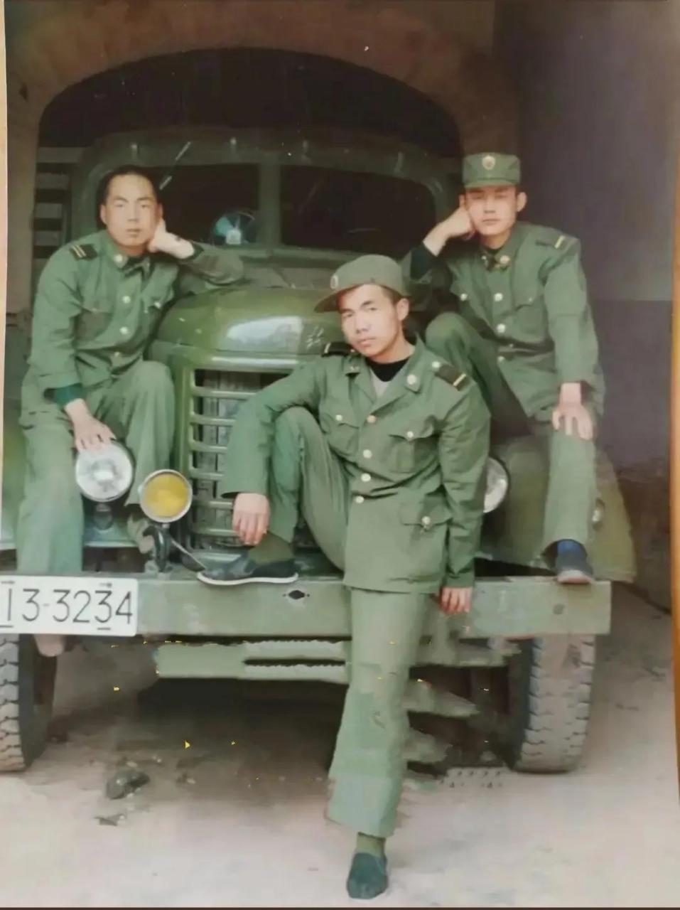90年代,三位年轻的军人合影留下了珍贵的回忆.