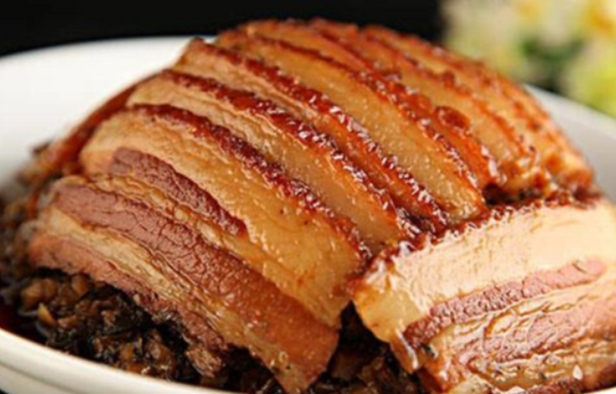 #重逢巴蜀# 咸烧白是四川的传统小吃之一,它通过丰富多样的配料和独特