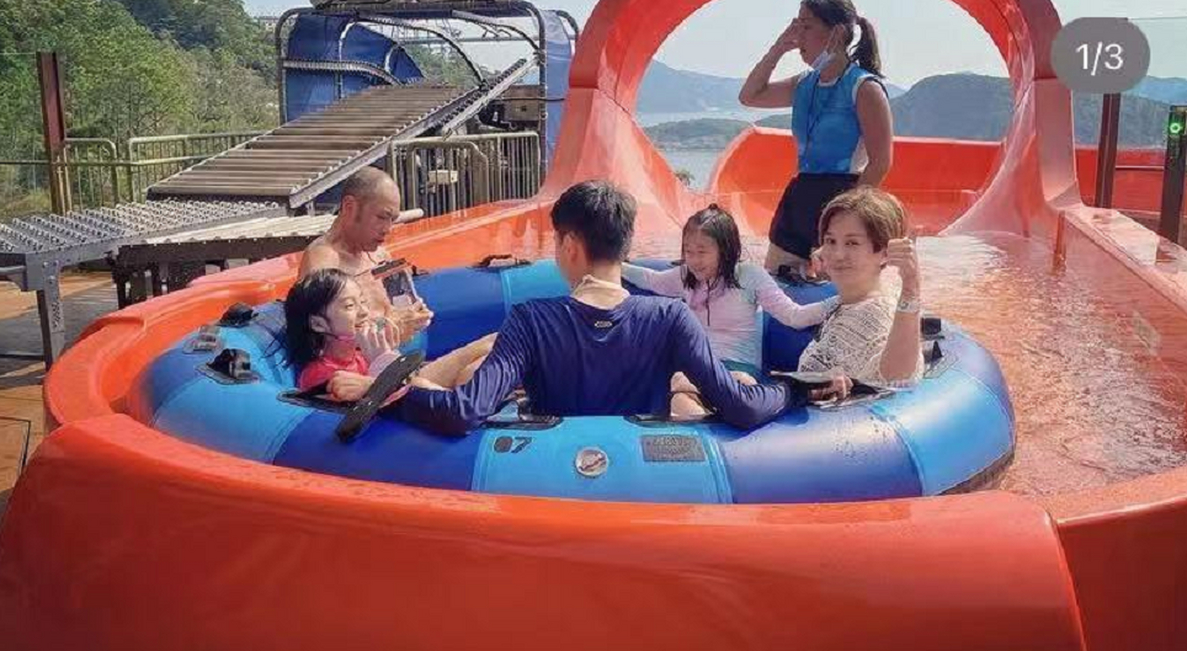 46岁文颂娴穿比基尼秀身材 近日,文颂娴在社交平台上晒出带着女儿去水