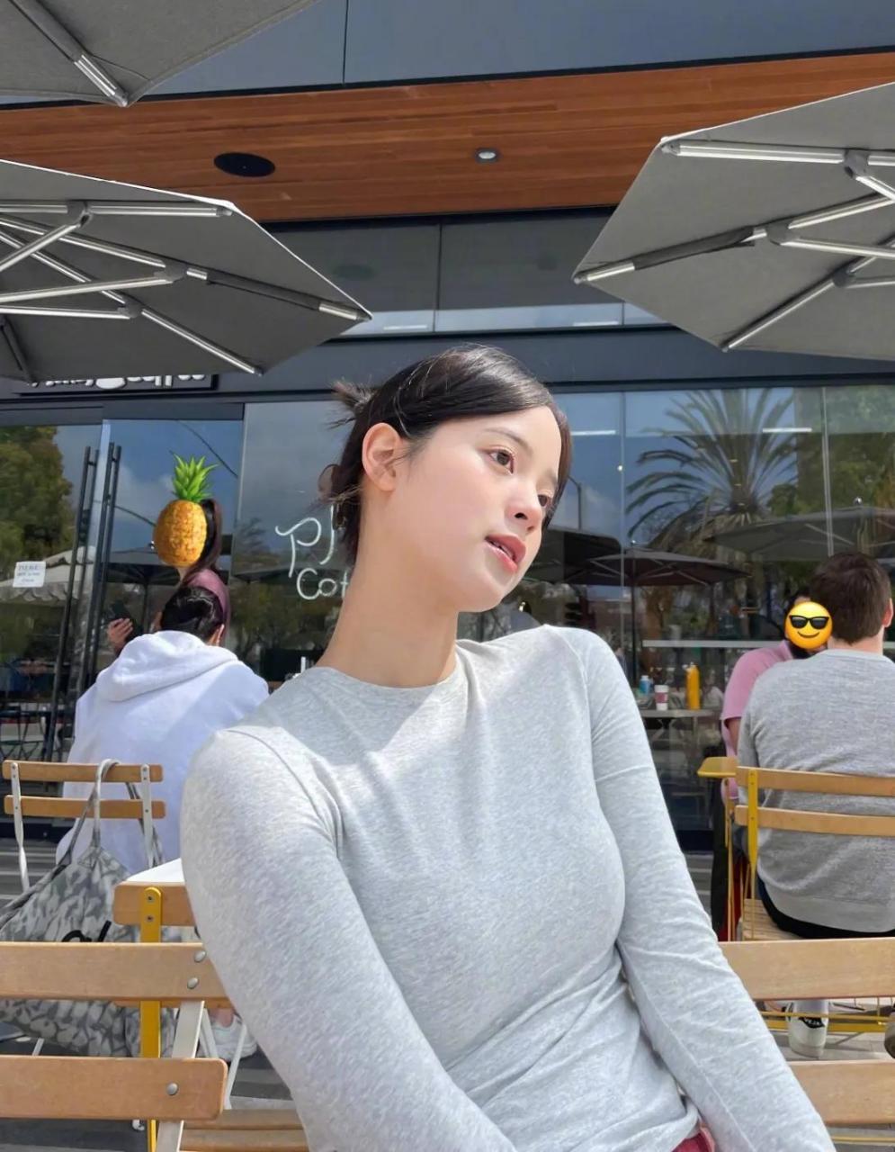 这是欧阳娜娜的素颜照片么,和精修图果然差距有点大啊,脸上不化妆的