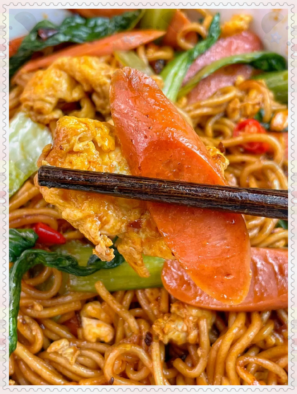 青菜火腿肠鸡蛋炒面  今天给大家推荐一道简单又美味的炒面食谱