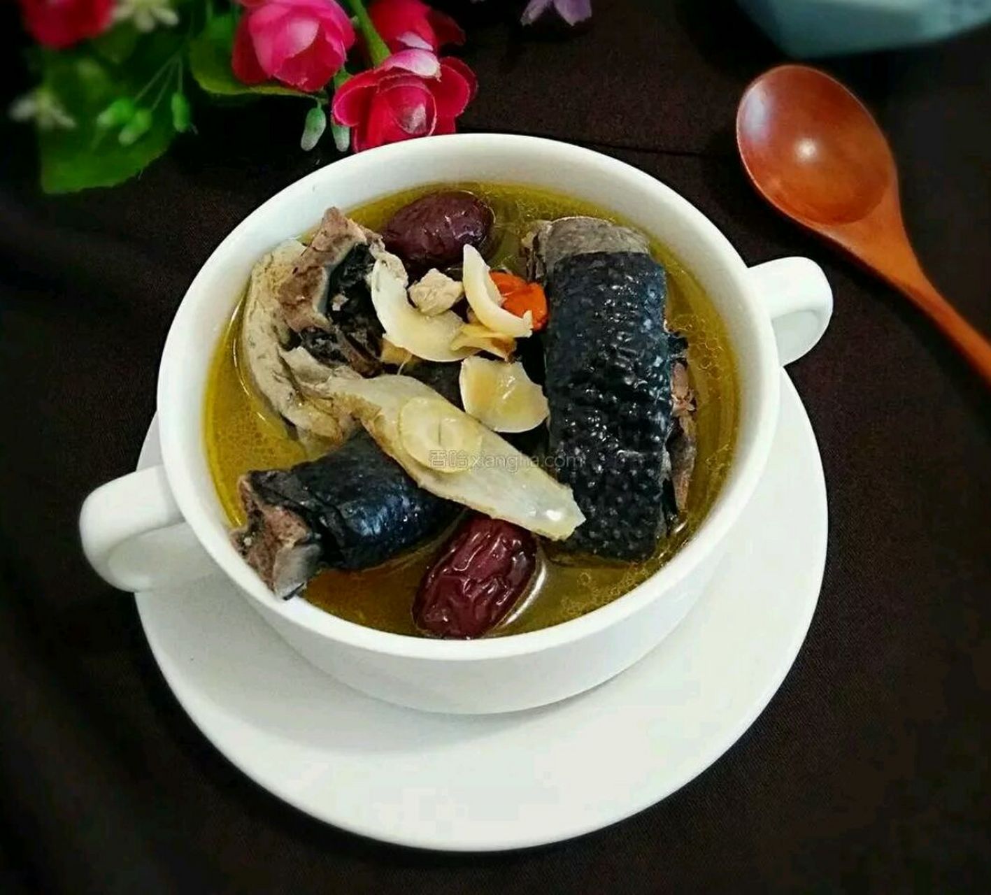 何首乌炖乌骨鸡[大笑] 方法:所有食材加水浸泡2小时, 乌骨鸡水洗去浮