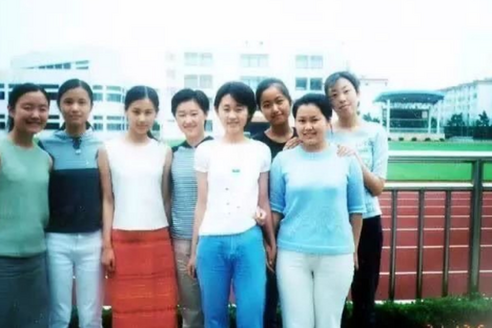 黄圣依和中学同学聚会,网友:像坐在一群阿姨中间的小姑娘