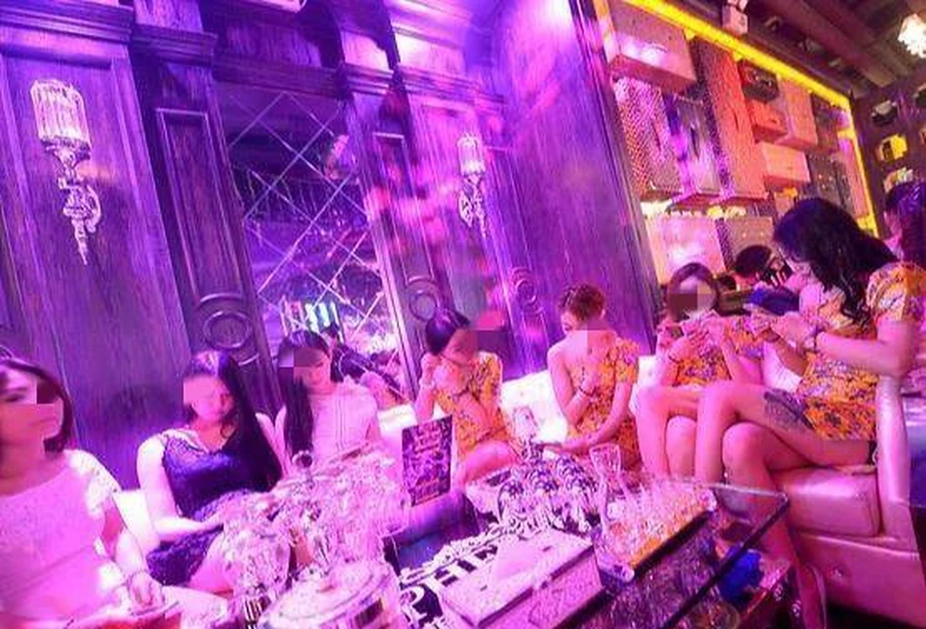 四川成都,张某和朋友前往ktv唱歌,期间叫上美女陪酒.