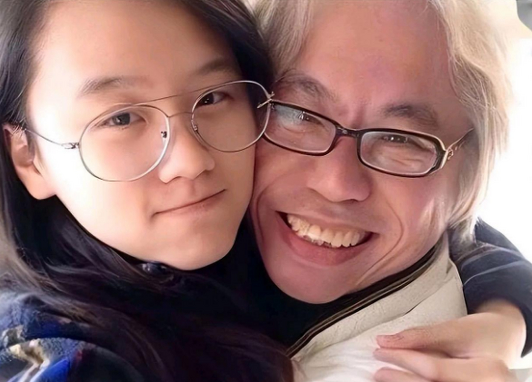 爷孙恋的丈夫李坤城去世后,妻子林靖恩一个人拖着行李,开始了环岛旅行
