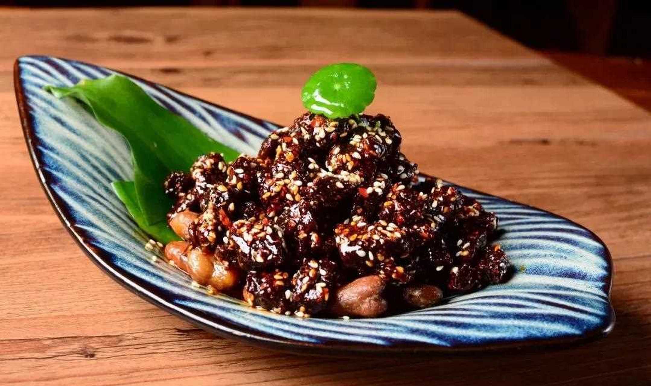 原料:牛肉条250克,酒鬼胡豆100克,姜片,葱结,胡椒粉,盐,香料粉,扒糖