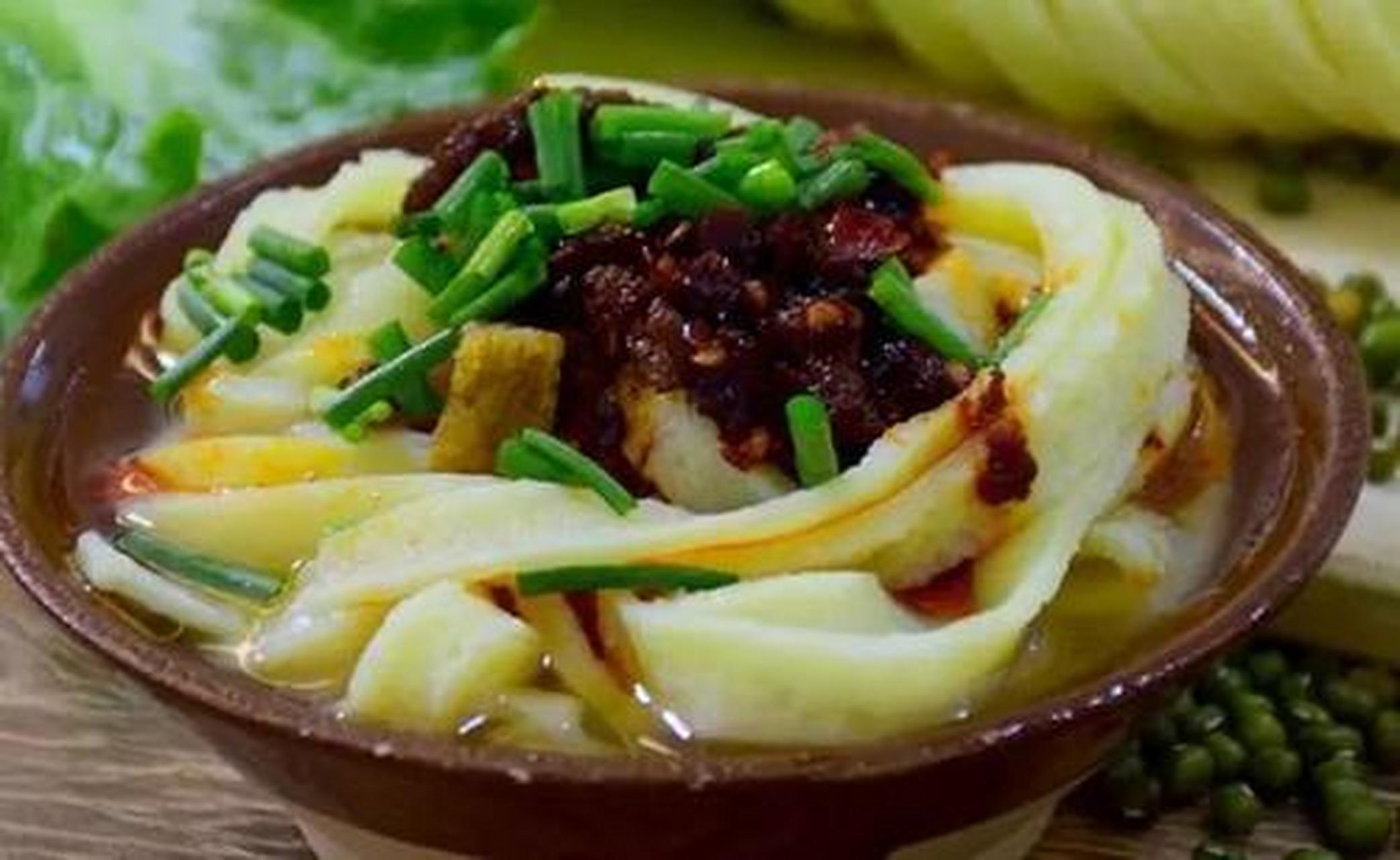 锅巴粉主要制作原料有大米,绿豆,花生,分葱,蒜叶,萝卜叶等.