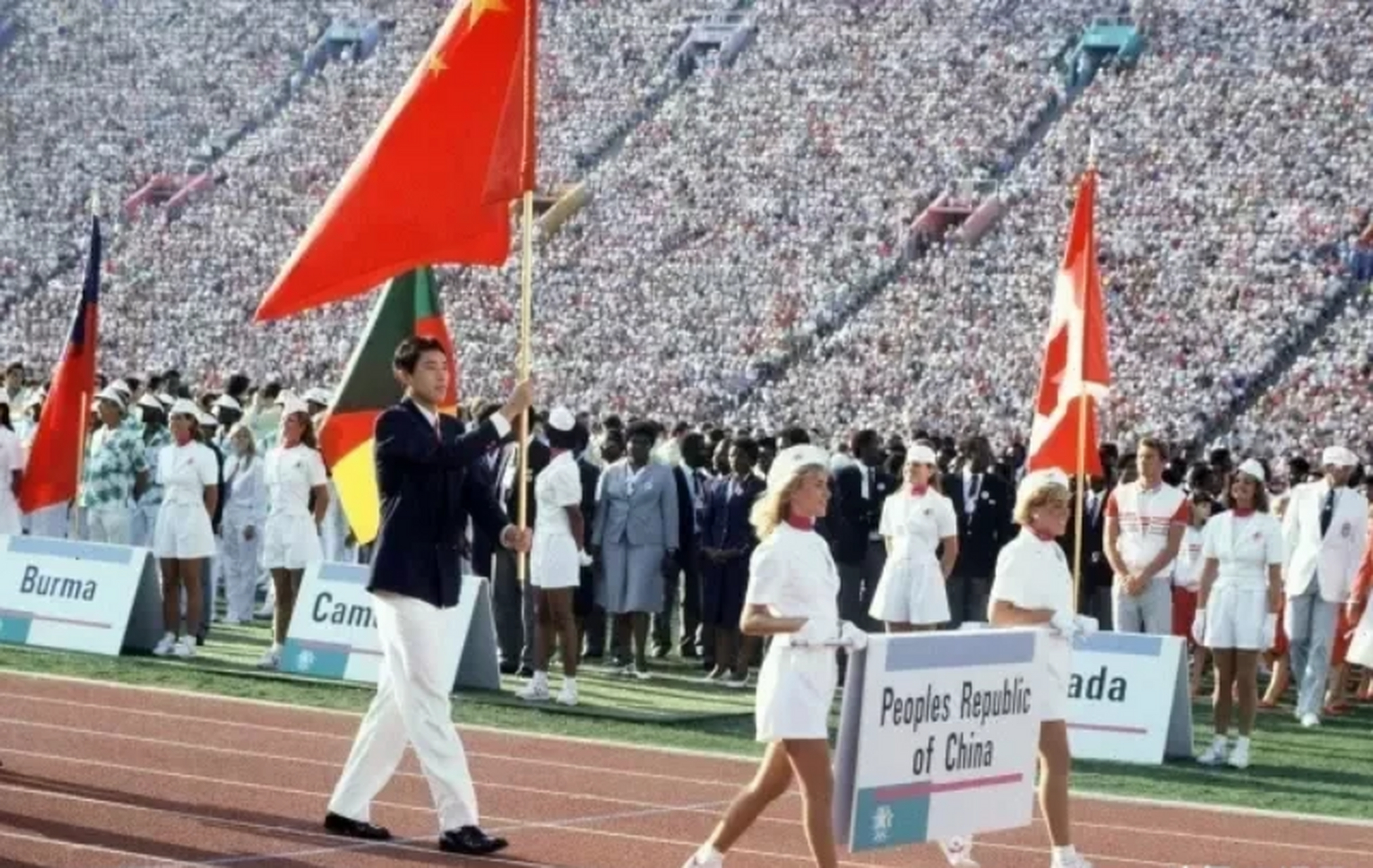 1974年,美国自由女神像翻新后剩一堆破烂材料,运输商都嫌弃,不愿接手.