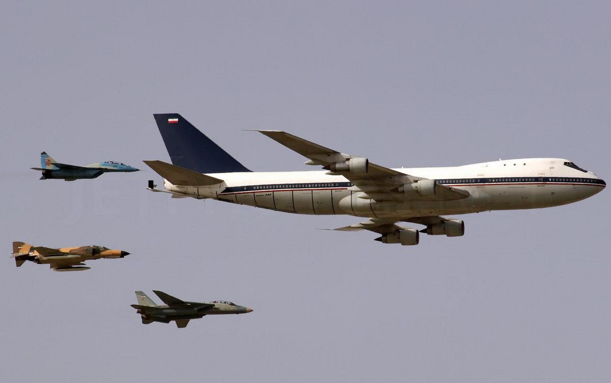 图片中的kc-747空中加油机,是不是同一架?