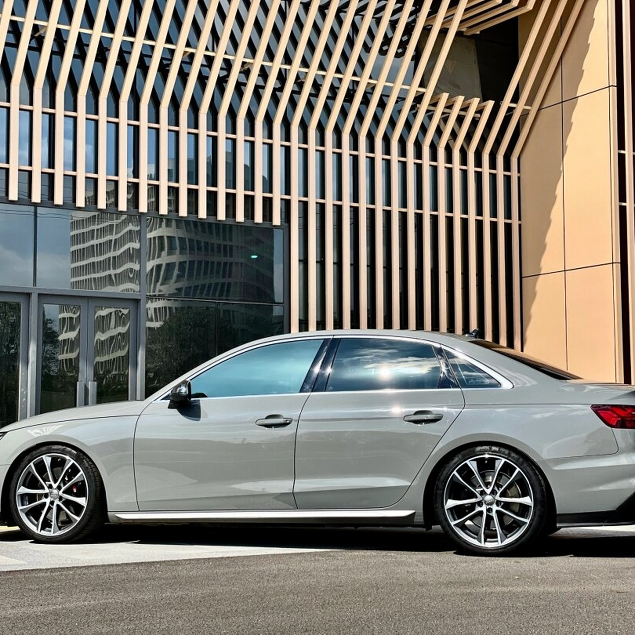 2021年奥迪s4宝刀未老  车身一侧有补漆,带bo音响,音响效果极佳.