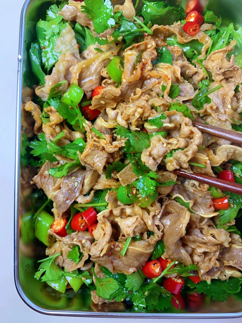 夏天吃这道菜酸辣爽口肉香四溢,  做法简单,5分钟就能搞定  做法: 1料