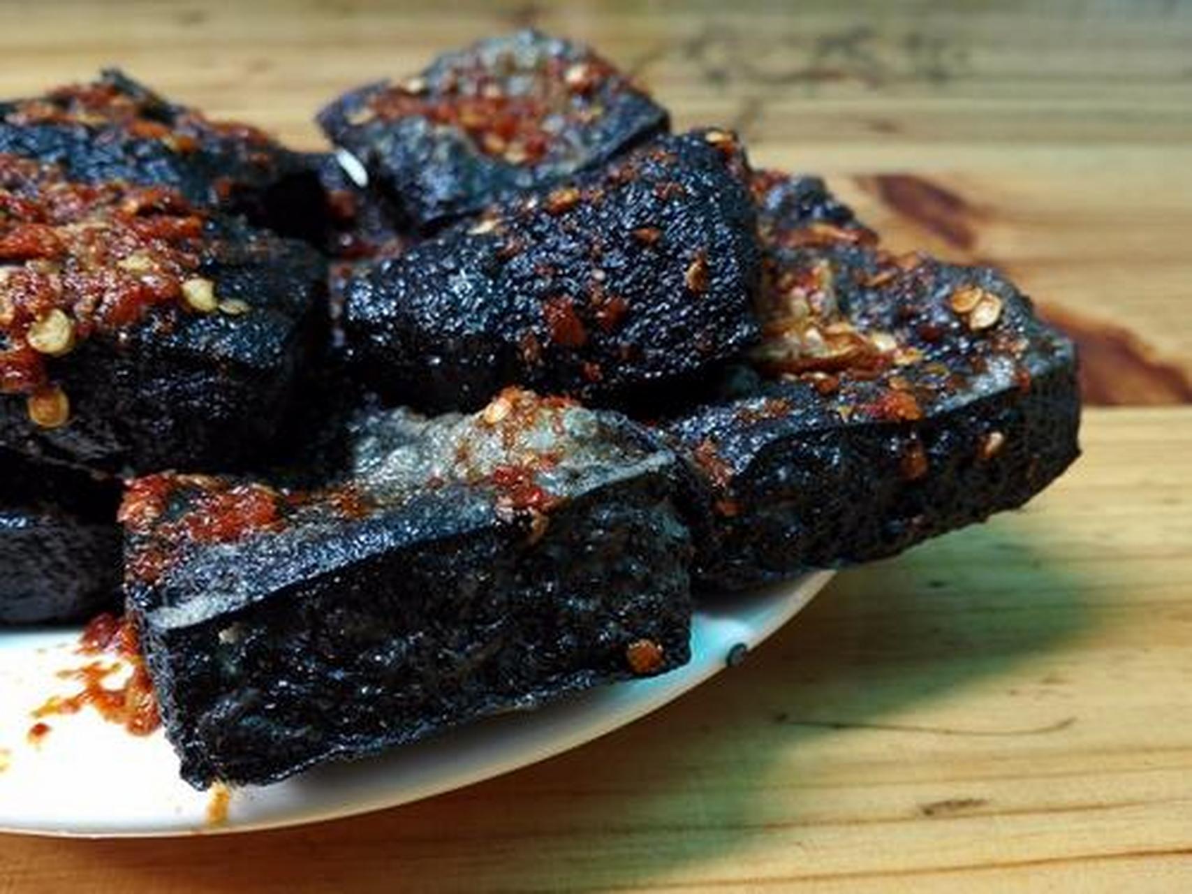 五娭毑的臭豆腐在长沙好有名,现炸现卖,浇上酱油和干辣椒粉,吃起来外