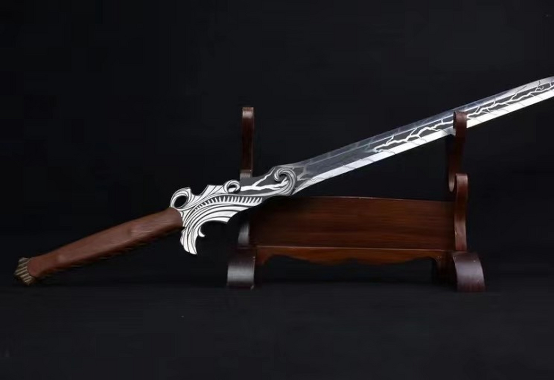 收藏# 暮光之影,全长:99cm,刃长:57cm,柄长:24cm,刃宽:6cm,厚度:0.